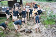 Boot Camp – Auf der Insel treibt der bösartige Doktor Norman Hail schreckliche Demütigungsspielchen mit den jungen Insassen. Da Sophie (Mila Kunis, liegend) nicht bereit ist, sich ihm zu unterwerfen, quält er sie noch mehr, als die anderen Jugendlichen ...