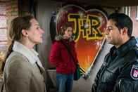 Notruf Hafenkante – Tarik (Serhat Cokgezen, r.) fragt Juliana Köhler (Jana Klinge, l.) nach ihrem Schüler René, der gegen einen anderen Lehrer des Gymnasiums Anzeige wegen Körperverletzung erstatten will. (Ruben Sievers: Sven Gielnik, M.)