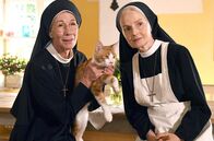 Um Himmels Willen – Schwester Felicitas (Karin Gregorek, l.) will ein Katzenvideo mit Katze Kitty drehen und wird dabei von Schwester Agnes (Emanuela von Frankenberg, r.) überrascht.