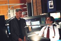 Navy CIS – Durch einen Trick gelingt es Gibbs (Mark Harmon, l.) und Tony (Michael Weatherly, r.), einen Mord zu verhindern ...