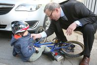 SOKO Wien – Dr. Alexander Schiller (Franz Froschauer, r.) ist wütend, weil Nachbarsjunge Maximilian (Nicolas Jarosch, l.) ein Kratzer in sein geliebtes Auto gemacht hat.