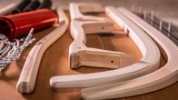 freizeit – Der Schmidt Max zimmert sich den Luxusschlitten unter den Rennrodeln: aus Eschenholz mit kunstvoll gebogenen Kufen und Gummidämpfern. Zu Gast ist er in der Werkstatt eines Schreiners, der ihm nicht nur das Handwerk zeigt, sondern auch noch in die richtige Renntechnik einführt.
