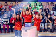 1, 2 oder 3 – Das rote Rateteam aus Athen/Griechenland freut sich auf die spannenden Quizfragen bei "1, 2 oder 3".