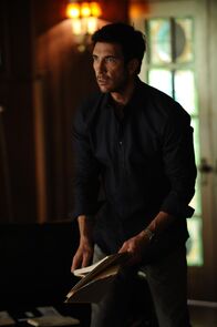 American Horror Story – Immer wieder hat Ben (Dylan McDermott) mit Black-Outs und Erinnerungslücken zu kämpfen ,,,