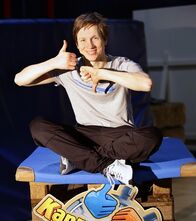 Kann es Johannes? – Ob BMX, Kart fahren, Parcours oder Rollstuhlbasketball - Kann man eine Sportart in nur 48 Stunden lernen? Johannes, bekannt aus "neuneinhalb" und der "Sendung mit der Maus", ist sich sicher und probiert es selbst aus.