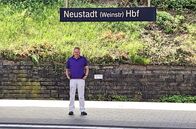 Eisenbahn-Romantik – Werner Schreiner am Hauptbahnhof seiner Heimatstadt Neustadt a.d. Weinstraße.
