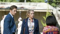 Love Child – Dr. Andrew Patterson (Dan Hamill, l.); Joan (Jessica Marais, Mitte)