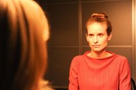 SOKO Stuttgart – Martina Seiffert (Astrid M. Fünderich, l.) vernimmt Anna Kohlmeyer (Lea Draeger, r.) zu ihrer Beziehung mit dem Toten. Laut ihrer Aussage haben die beiden sich geliebt und waren glücklich.