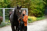 WaPo Bodensee – Jenny Guldenstein (Giulia Goldammer), Pferdenärrin und passionierte Jägerin, ist nach Tod des Familienoberhauptes aus Kanada zurückgekehrt, um die Nachlassangelegenheiten mit ihren Brüdern zu regeln.