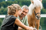 Daheim in den Bergen – ARD Degeto DAHEIM IN DEN BERGEN - SCHWESTERNLIEBE Uhr im ERSTEN. Steffen (Ben Braun) sieht seine Geschäftspartnerin (Valerie Niehaus in einer Doppelrolle) mit neuen Augen.