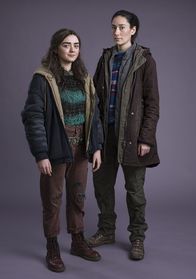 Two Weeks to Live – Maisie Williams als Kim Noakes(l.) und Sian Clifford als Tina Noakes
