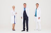 In aller Freundschaft – Dr. Kathrin Globisch (Andrea Kathrin Loewig, l.), Dr. Roland Heilmann (Thomas Rühmann, M.), und Dr. Martin Stein (Bernhard Bettermann, r.), Ärzte an der Sachsenklinik, sind langjährige Freunde.