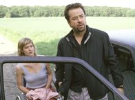 Tatort – WDR Fernsehen TATORT "Dreimal schwarzer Kater" Fernsehfilm Deutschland 2003, Buch Stephan Cantz und Jan Hinter, Regie Buddy Giovinazzo Uhr. Prof. Karl-Friedrich Boerne (Jan Josef Liefers) ist ein Sprachvirtuose: Ohne Umschweife verscheucht er einen aufdringlichen Gaffer, der es auf Katharina Stoll (Caroline Peters) abgesehen hat.