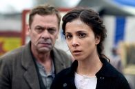 Der Club der singenden Metzger – Delphine (Aylin Tezel) kümmert sich um ihren alkoholkranken Vater Robert (Sylvester Groth).