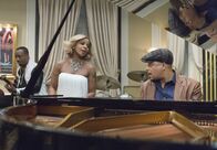 Empire – Gute Zeiten: Angesichts des Absturzes seines Sohnes Andre, erinnert sich Lucious (Terrence Howard, r.) an einen Abend mit der Sängerin Angie (Mary J. Blige, l.) ...