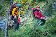 Die Bergretter – Die Bergretter Markus (Sebastian Ströbel, l.) und Tobias (Markus Brandl, r.) seilen sich gekonnt den unwegsamen Gebirgspfad hinab.