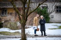 Sturm der Liebe – Erik (Sven Waasner, l.) freut sich über Hildegards (Antje Hagen, r.) wohlwollende Worte.