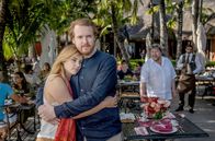 Die Inselärztin – Martin (Ole Fischer) möchte, dass Nathalie (Anna Hausburg) seine Frau wird.