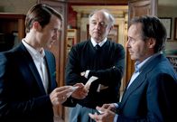 Donna Leon – Commissario Brunetti (Uwe Kockisch, re.) und Sergente Vianello (Karl Fischer, Mitte) müssen sich mit dem ehrgeizigen neue Staatsanwalt Salvatore Patta (David Rott) herumärgern, dem ehrgeizigen aber nicht minder einfältigen Sohn von Vice-Questore Patta.
