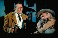 Alamo – Col. Crockett (John Wayne – links) und Col. Bowie (Richard Widmark - rechts) überwältigen einen Mann (Darsteller unbekannt), der sie angegriffen hat.