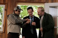 Monk – (v.li.) Tony Shalhoub (Adrian Monk), Jason Gray-Stanford (Lt. Randall Disher), Ted Levine (Capt. Leland Stottlemeyer).