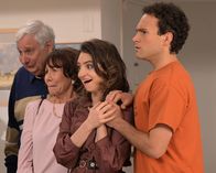 The Goldbergs – v.l.n.r.) Lou Schwartz (Ken Lerner); Linda Schwartz (Mindy Sterling); Joanne Schwartz (Beth Triffon); Barry Goldberg (Troy Gentile)