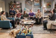 The Big Bang Theory – L-R: Um einen gemütlichen und schönen gemeinsamen Abend zu verleben, soll das Thema Hochzeit und vor allem Trauzeugen, so gut es geht, vermieden werden. Aber wird das Howard (Simon Helberg), Raj (Kunal Nayyar), Penny (Kaley Cuoco), Amy (Mayim Bialik), Sheldon (Jim Parsons), Leonard (Johnny Galecki) und Stuart (Kevin Sussman) wirklich gelingen?