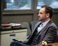 Elementary – Ein neuer Fall wartet auf Sherlock Holmes (Jonny Lee Miller) ...