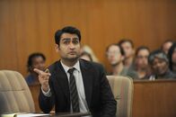 The Grinder - immer im Recht – Wie wird der Staatsanwalt Leonard (Kumail Nanjiani) reagieren, als plötzlich der TV-Anwalt Dean Sanderson im Gerichtssaal auftaucht und im realen Leben Anwalt spielen will?