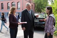 Der Staatsanwalt – Die Tanzschülerin Alicia (Annina Walt, r.) liefert den Ermittlern Kerstin Klar (Fiona Coors, l.) und Bernd Reuther (Rainer Hunold, M.) wichtige Hinweise über das Mordopfer und Tanzlehrerin Sybille Wunderlich.