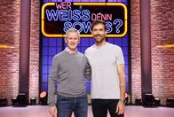 Wer weiß denn sowas? – Die Kandidaten: Der ehemalige Skispringer Jens Weißflog (l.) und der ehemalige Skispringer und heutigen ARD-TV-Experten Sven Hannawald (r.).