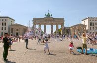 Sternstunden der Musik – Blick auf das Brandenburger Tor und den Pariser Platz heute – bis zum 9. November 1989 waren sie durch eine Mauer in zwei deutsche Staaten getrennt.