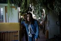 Dead End – Betti (Victoria Schulz) und Emma (Antje Traue, r.) schleichen durch verwinkelte Ecken eines Hauses.