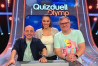 Quizduell - Olymp – Moderatorin Esther Sedlaczek (M.) mit den Kandidaten des Teams "WWDS": Bernhard Hoecker (l.) und Elton (r.).