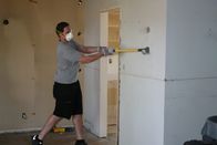 Die Super-Makler - Top oder Flop? – Die Wand muss dran glauben. Tarek El Moussa schlägt kräftig zu und hofft darauf, das Haus mit gutem Gewinn verkaufen zu können ...