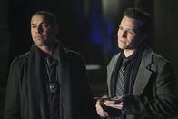 Castle – Ein alter Schulfreund von Castle wird verdächtigt, seine Frau getötet zu haben. Javier Esposito (Jon Huertas, l.) und Kevin Ryan (Seamus Dever, r.) nehmen den Tatort genau unter die Lupe.