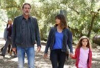 Extant – Noch glauben JD (Jeffrey Dean Morgan, l.) und Molly (Halle Berry, M.), dass die größte Gefahr für die Menschheit von Terra (McKenna Roberts, r.) und den anderen Hybriden ausgeht, doch auch Lucy und Ethan sind dabei, eine ganze Armee aufzubauen ...