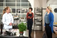 Rote Rosen – Carla (Maria Fuchs, l.) fürchtet vor Merle (Anja Franke, M.) und Britta (Jelena Mitschke, r.), dass ihr Single-Kochkurs ein Reinfall werden könnte.