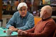 Last Man Standing – Joe (Jay Leno, l.); Ed (Hector Elizondo, r.)