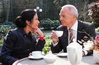 Sturm der Liebe – ARD STURM DER LIEBE FOLGE 1534 Uhr im ERSTEN. Doris (Simone Ritscher, l.) will, dass Werner (Dirk Galuba, r.) Theresa die Wohnung kündigt.