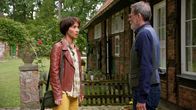 Rote Rosen – Merle (Anja Franke) und Gunter (Hermann Toelke) fällt es schwer unbefangen miteinander umzugehen.
