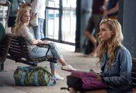 Bite Club – Amber Wells (Marny Kennedy) und Alice (Gabi Goddard)