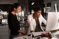 The Passage - Das Erwachen – Dr. Lila Kyle (Emmanuelle Chriqui, l.); Dr. Major Nichole Sykes (Caroline Chikezie, r.)