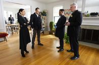 Elementary – (v.l.n.r.) Joan Watson (Lucy Liu); Sherlock Holmes (Jonny Lee Miller); Marcus Bell (Jon Michael Hill); Tommy Gregson (Aidan Quinn).