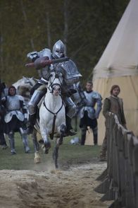 Terra X: Die Welt der Ritter – Tjost hieﬂ der mittelalterliche Zweikampf mit der Lanze. Ziel war es, den Gegner mit einem gezielten Stoﬂ vom Pferd zu befˆrdern. Honorarfrei - nur f¸r diese Sendung bei Nennung ZDF und Jiri SkupienTjost hiefl der mittelalterliche Zweikampf mit der Lanze. Ziel war es, den Gegner mit einem gezielten Stofl vom Pferd zu bef?rdern. Honorarfrei - nur f?r diese Sendung bei Nennung ZDF und Jiri Skupien