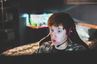 Dead Pixels – Nicky (Will Merrick) hat die Idee, dass man mehr Erfahrungspunkte bekommt, wenn man im Spiel verheiratet ist.