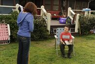 The Middle – Brick (Atticus Shaffer, r.) hätte das ganze Schuljahr lang Tagebuch führen müssen, über alles was er erlebt hat. Jetzt, da der Abgabetermin näher rückt, müssen sich er und Frankie (Patricia Heaton, l.) schnell irgendwelche Aktivitäten einfallen lassen, mit denen sie das Buch füllen können ...
