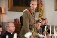 Father Brown – Colonel St. Clare (Angus Wright, r.) wird von Major Rawling als Feigling und Verräter beschimpft. Das lässt er nicht auf sich sitzen.