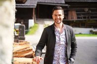 Hoagascht – Moderator Richard Deutinger posiert für ein Foto