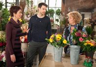 Rote Rosen – ARD ROTE ROSEN FOLGE 1941 Uhr im ERSTEN. Erika (Madeleine Lierck-Wien, r.) ist empört, weil sie denkt, Merle (Anja Franke, l.) und Justus (Norman Kalle, M.) vergnügen sich, während sie allein den Laden schmeißen muss …